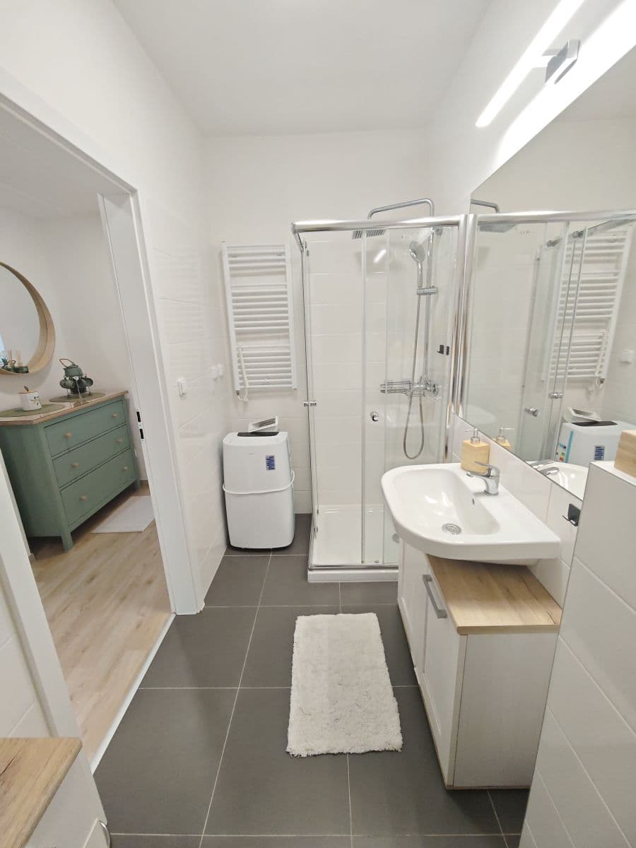 Pronájem bytu  28 m², Peroutkova, Praha, Praha
