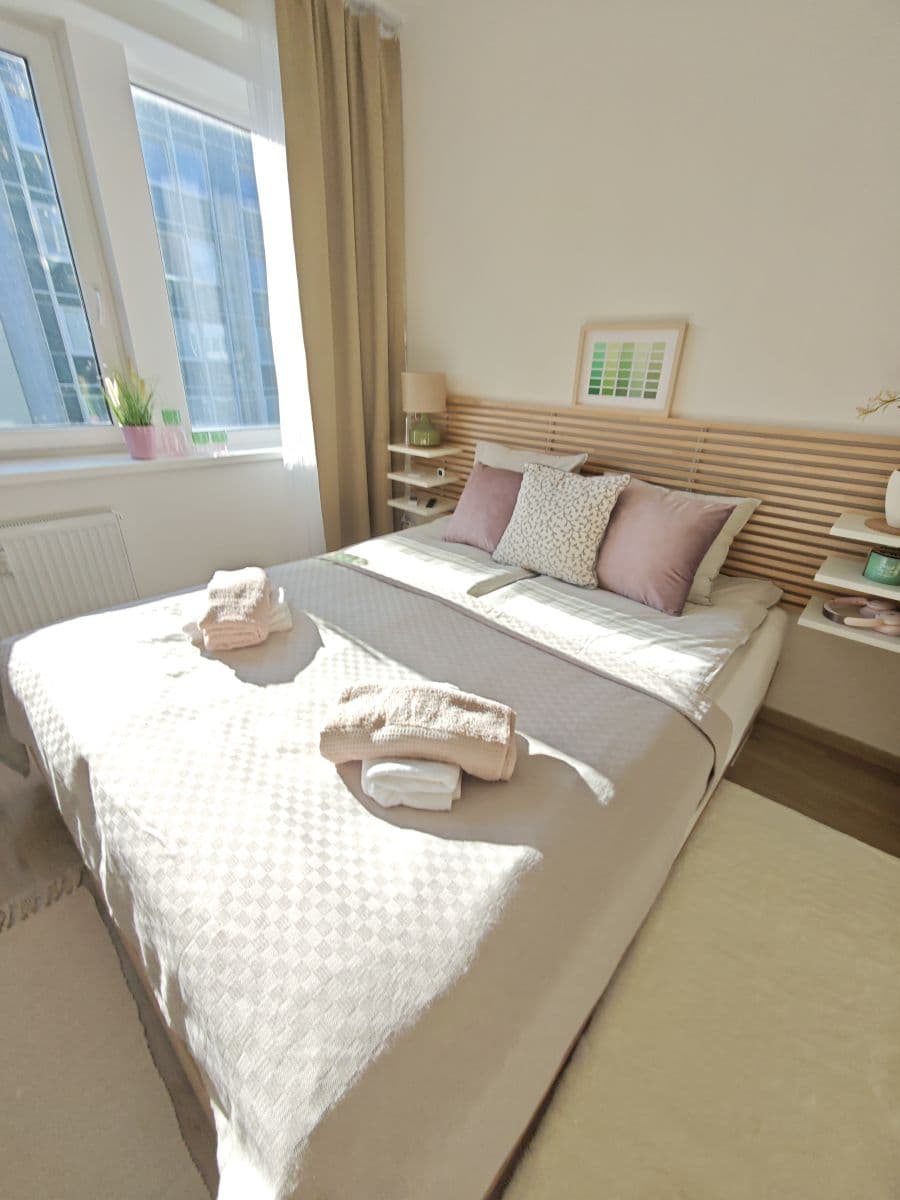 Pronájem bytu  28 m², Peroutkova, Praha, Praha
