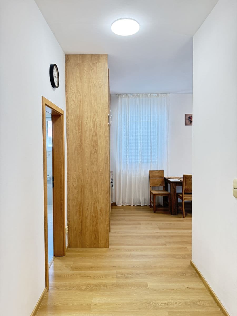 Pronájem bytu  44 m², Zbraslavská, Praha, Praha