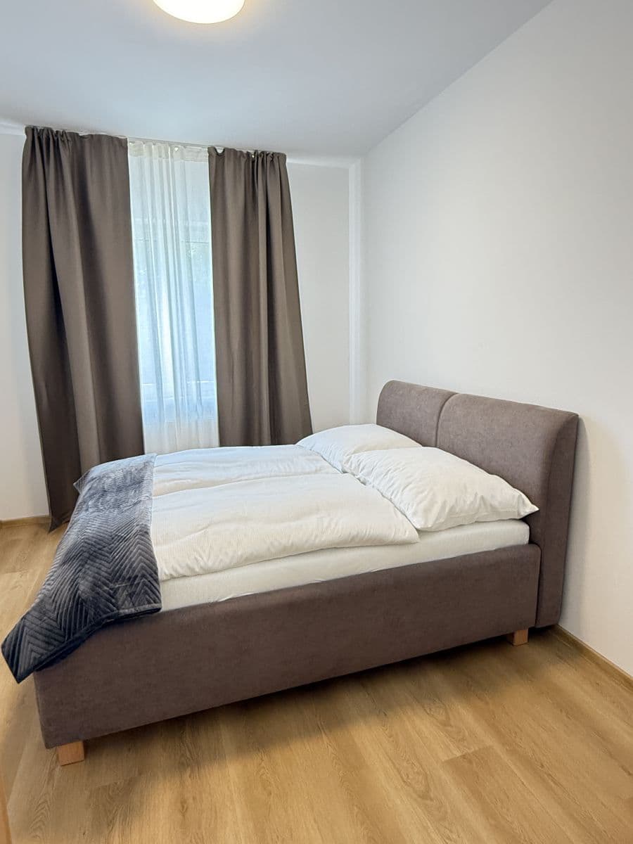 Pronájem bytu  44 m², Zbraslavská, Praha, Praha