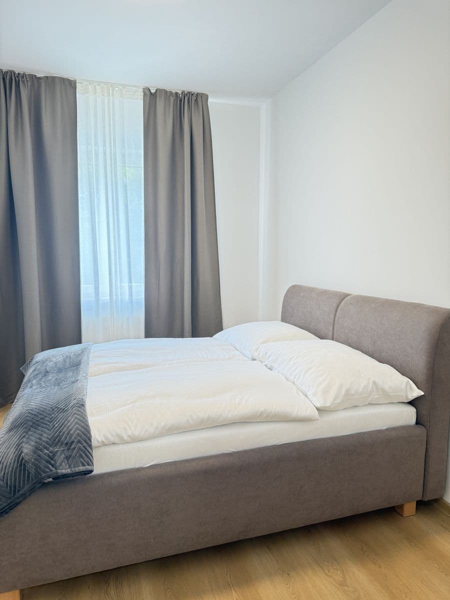 Pronájem bytu  44 m², Zbraslavská, Praha, Praha