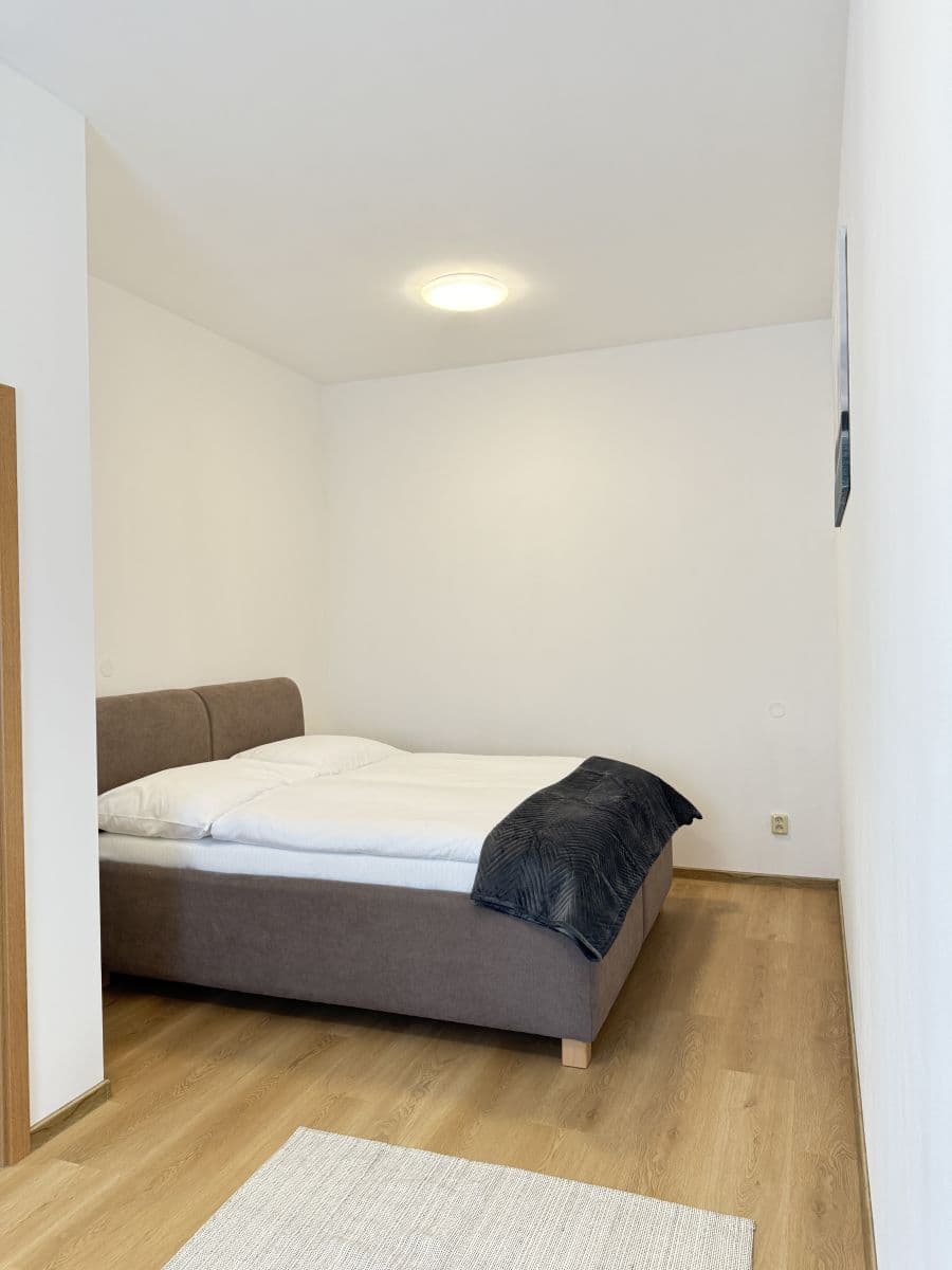 Pronájem bytu  53 m², Zbraslavská, Praha, Praha