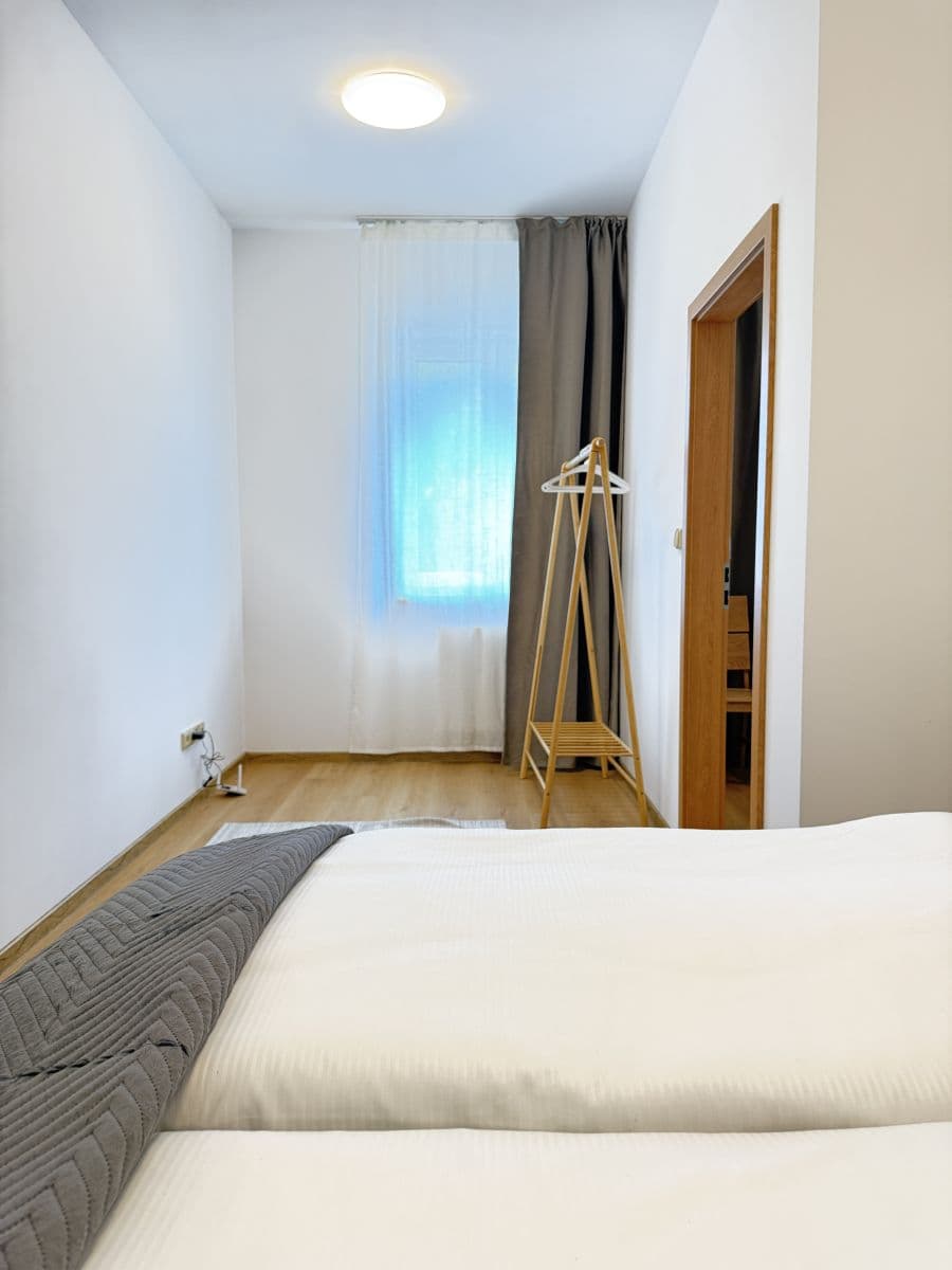 Pronájem bytu  53 m², Zbraslavská, Praha, Praha