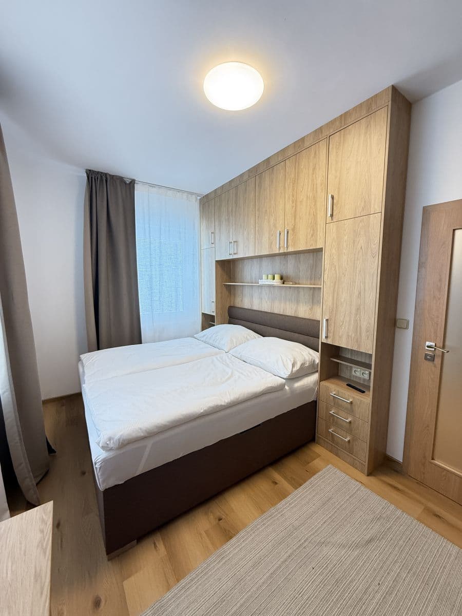 Pronájem bytu  40 m², Zbraslavská, Praha, Praha