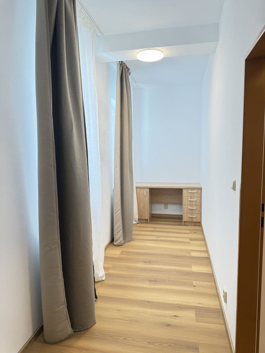 Pronájem bytu  40 m², Zbraslavská, Praha, Praha