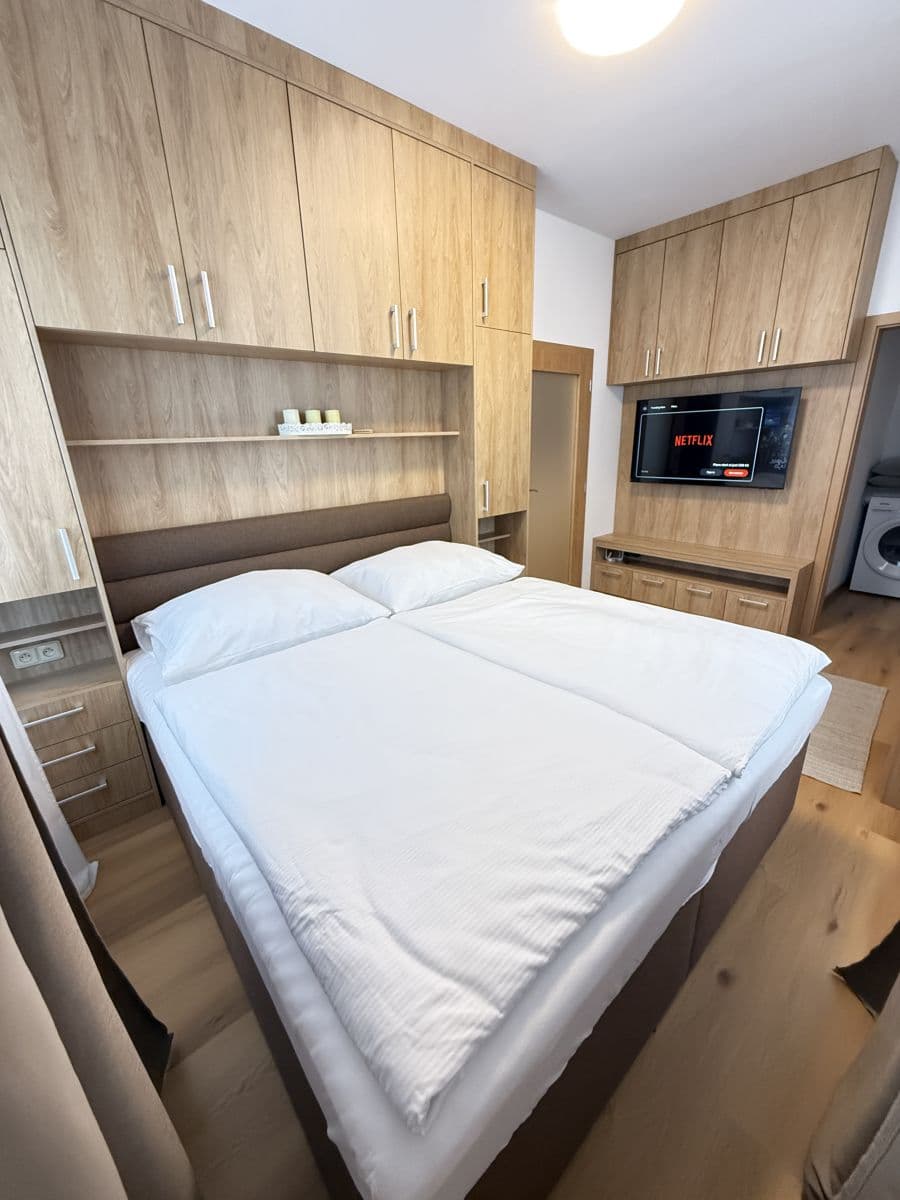 Pronájem bytu  40 m², Zbraslavská, Praha, Praha