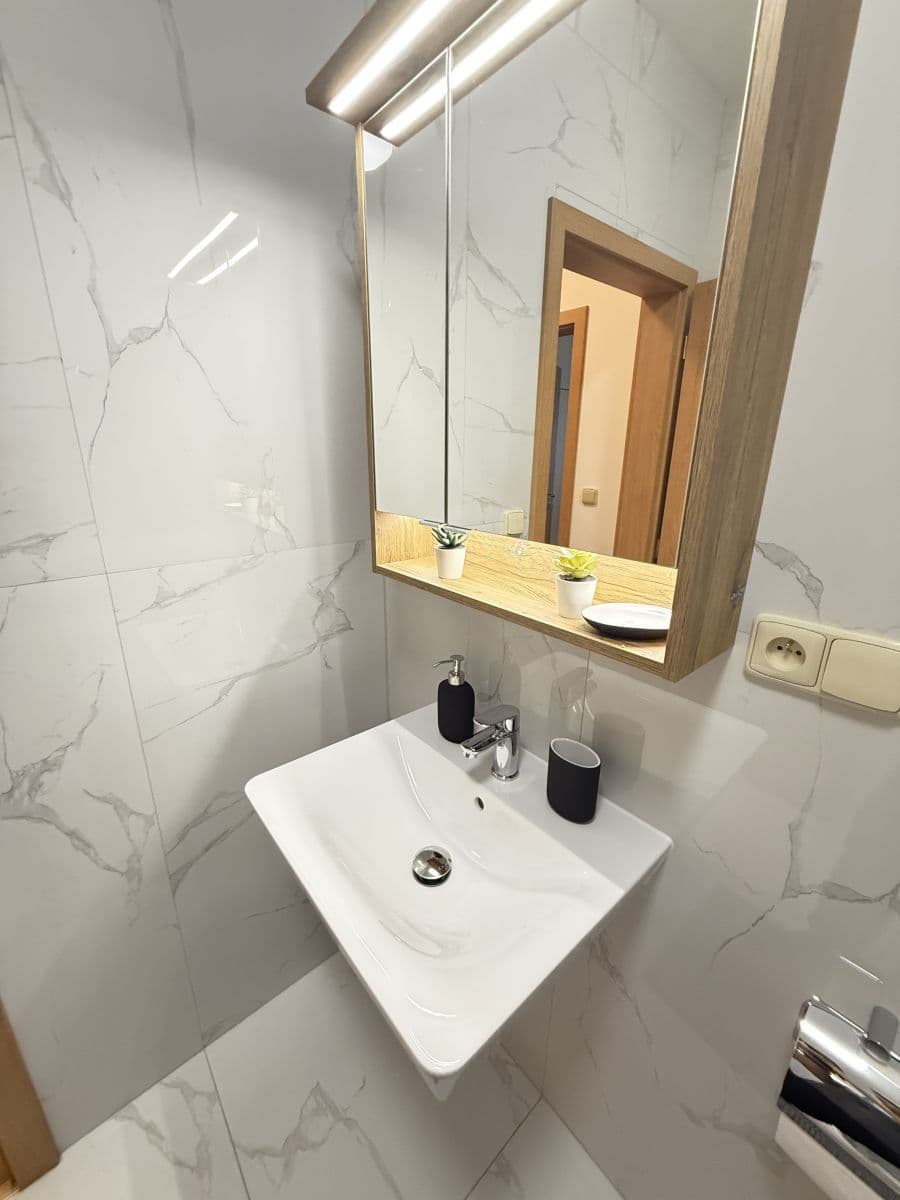 Pronájem bytu  40 m², Zbraslavská, Praha, Praha