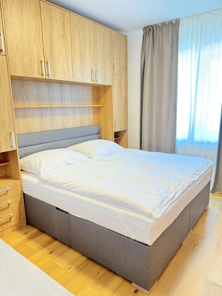 Pronájem bytu  31 m², Zbraslavská, Praha, Praha