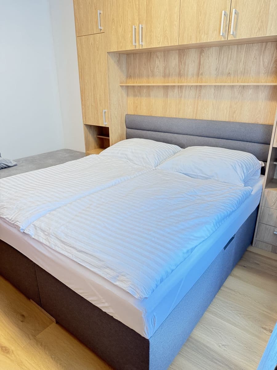 Pronájem bytu  31 m², Zbraslavská, Praha, Praha