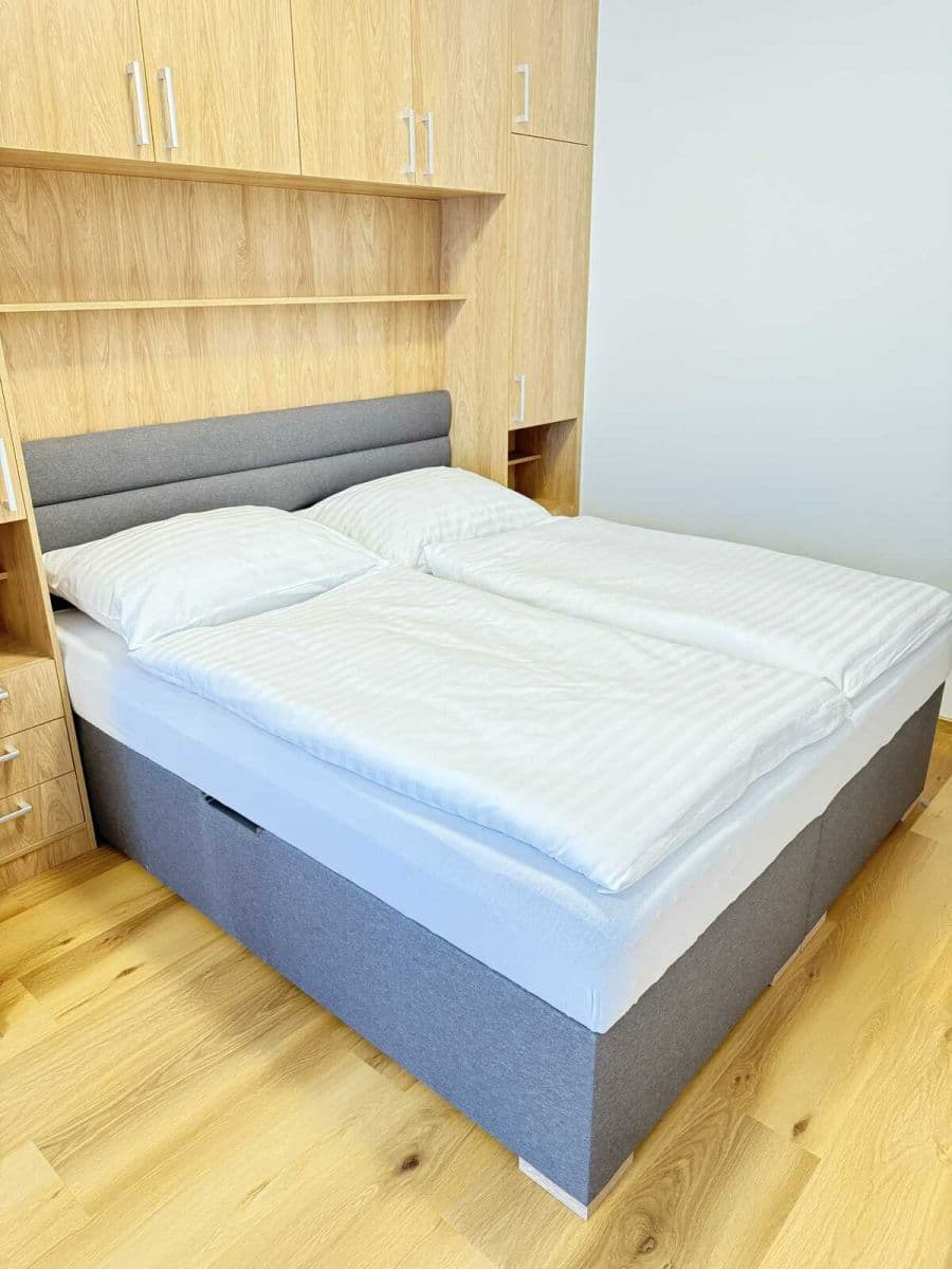 Pronájem bytu  43 m², Zbraslavská, Praha, Praha