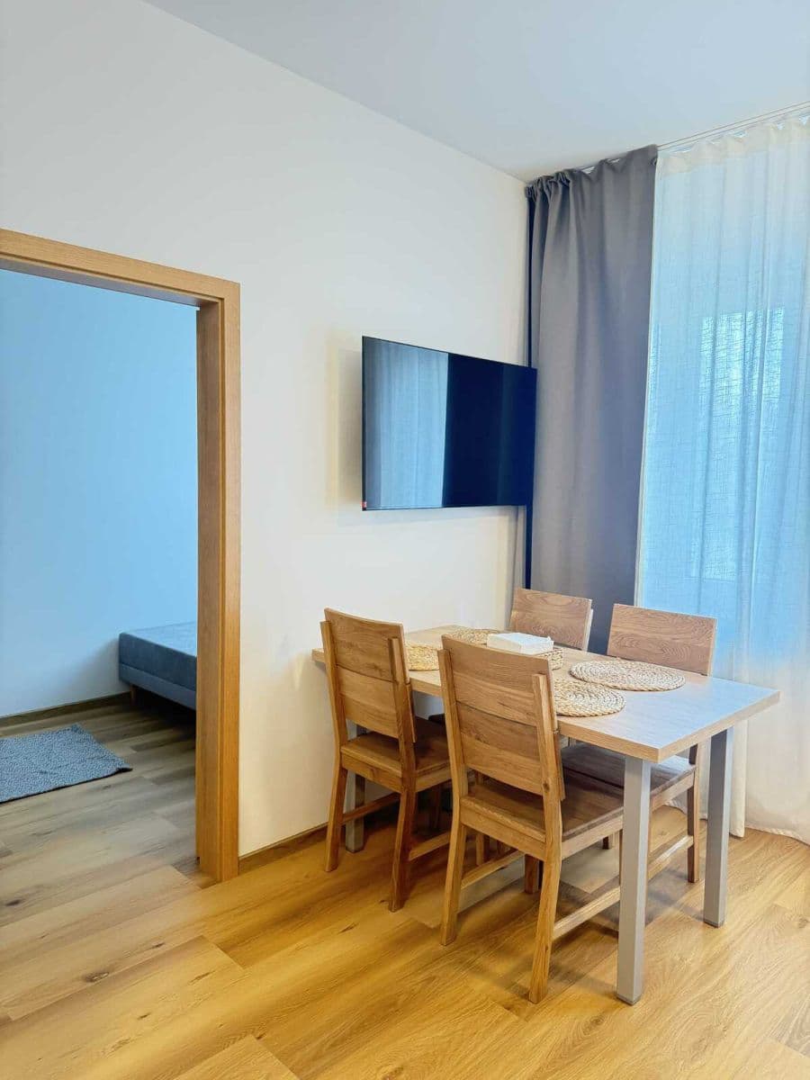Pronájem bytu  43 m², Zbraslavská, Praha, Praha