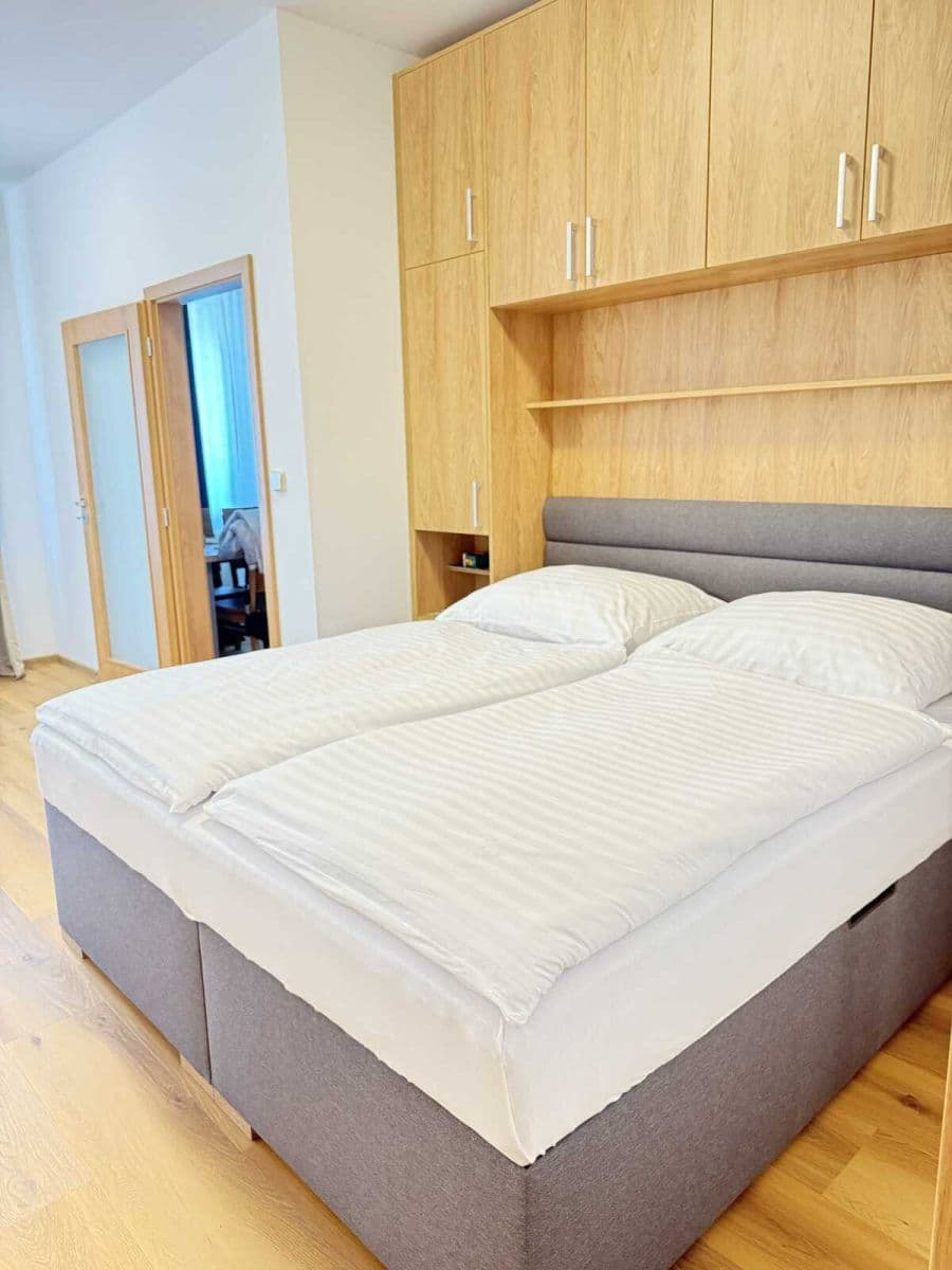 Pronájem bytu  43 m², Zbraslavská, Praha, Praha