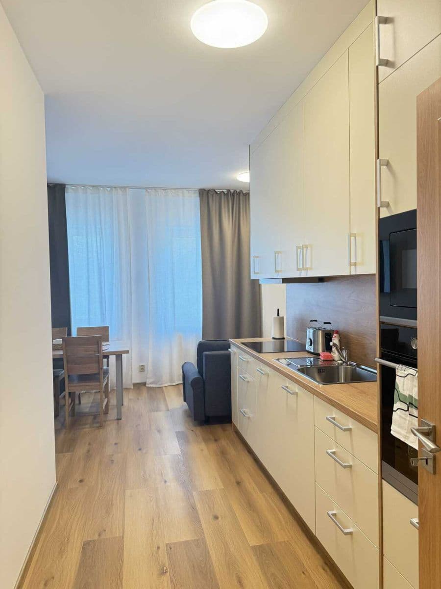 Pronájem bytu  43 m², Zbraslavská, Praha, Praha