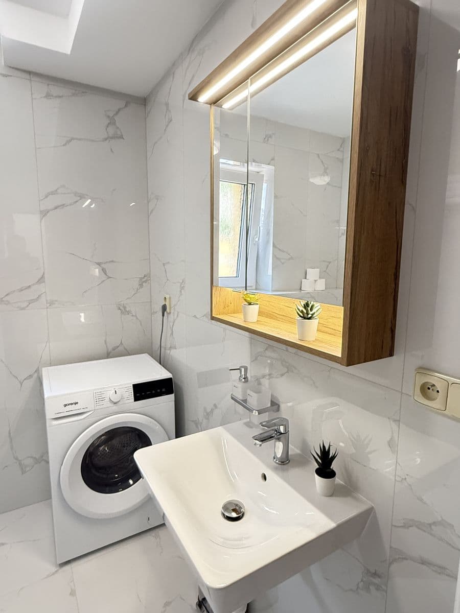 Pronájem bytu  56 m², Zbraslavská, Praha, Praha