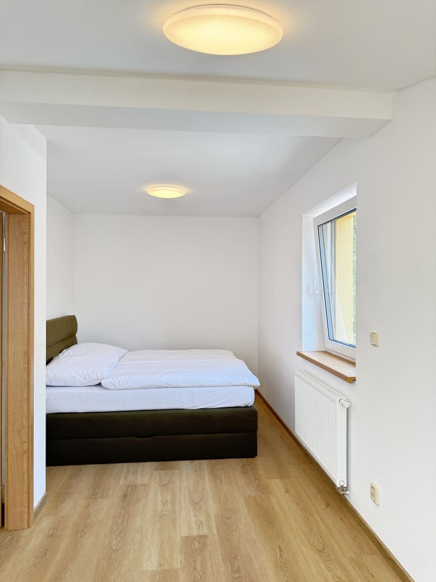 Pronájem bytu  56 m², Zbraslavská, Praha, Praha