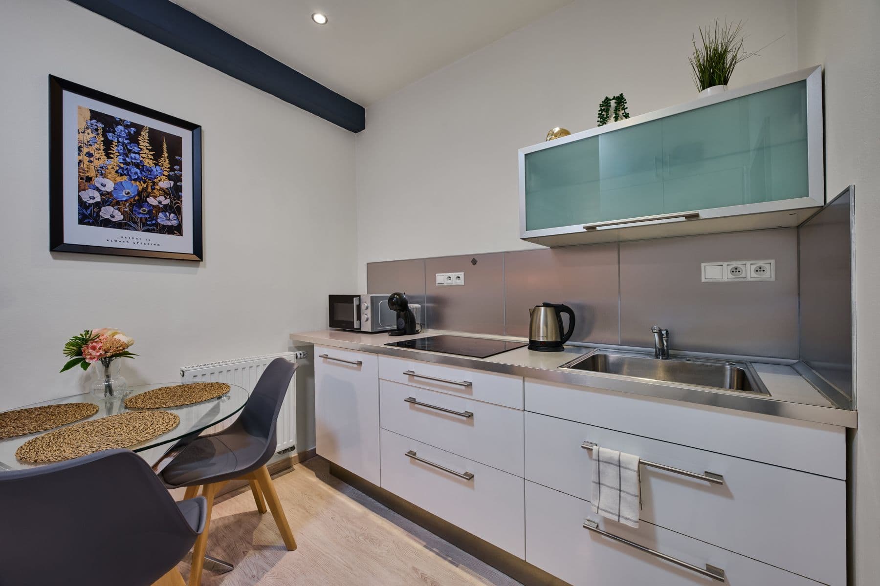 Pronájem bytu  30 m², Mostecká, Praha, Praha