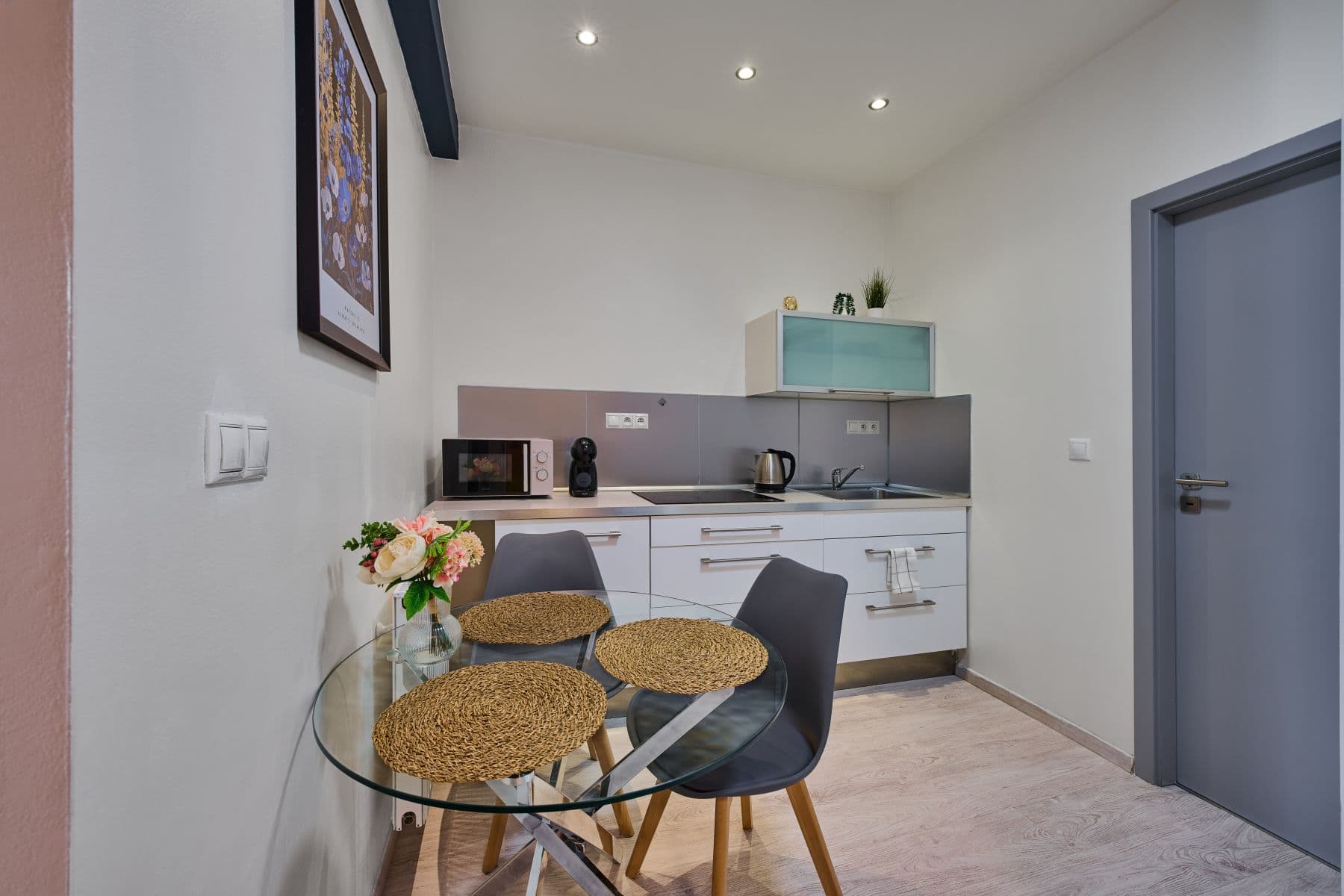 Pronájem bytu  30 m², Mostecká, Praha, Praha