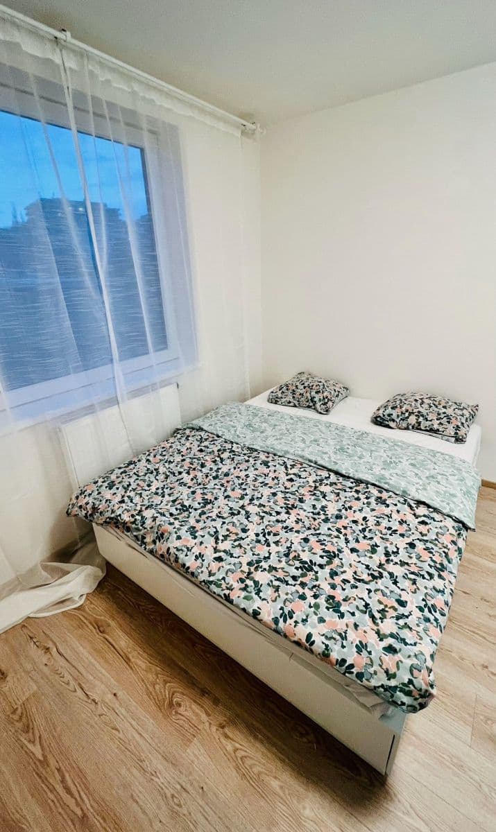 Pronájem bytu  23 m², Kubánské náměstí, Praha, Praha