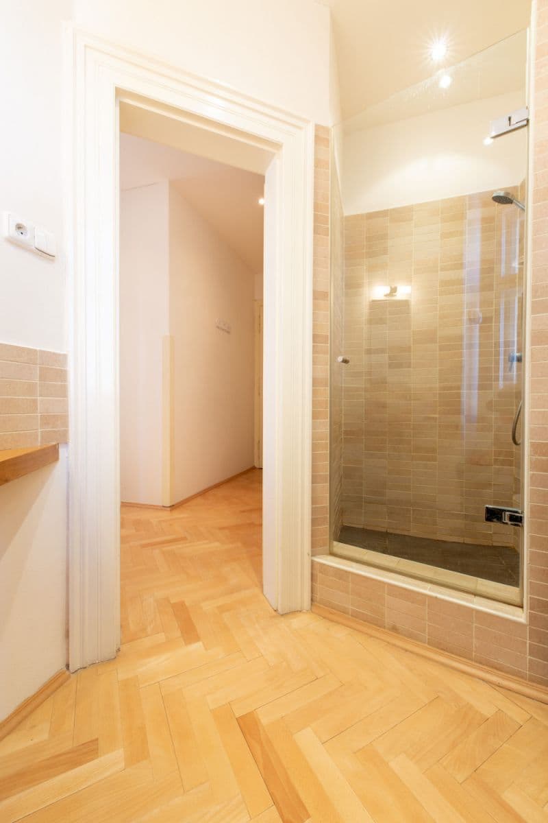 Pronájem bytu  65 m², Kodaňská, Praha, Praha