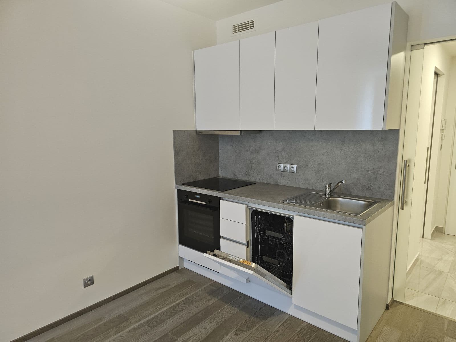 Pronájem bytu  38 m², Kurta Konráda, Praha, Praha