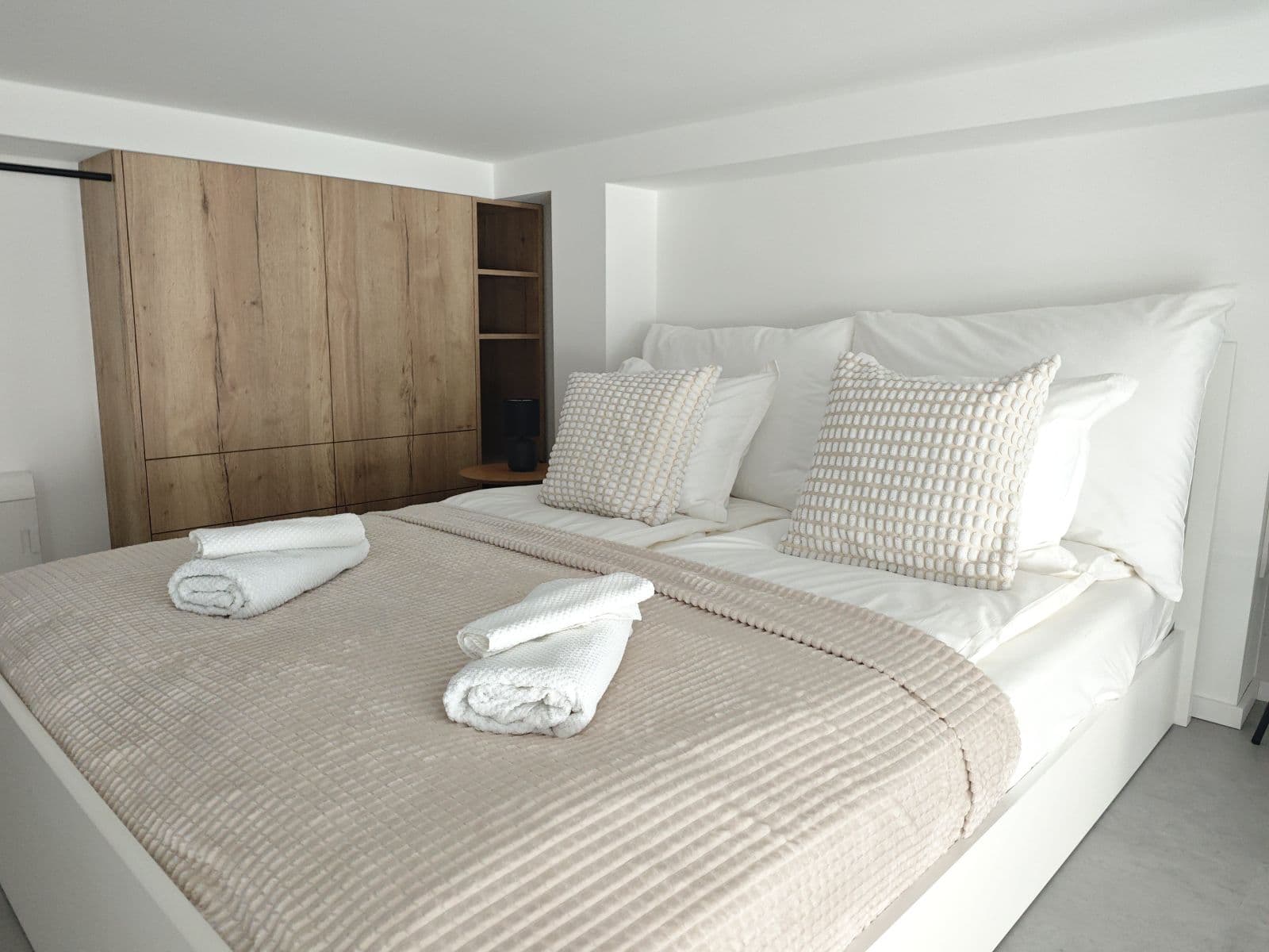 Pronájem bytu  60 m², Tusarova, Praha, Praha