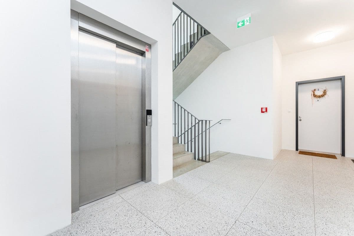 Pronájem bytu  53 m², Nádražní, Praha, Praha