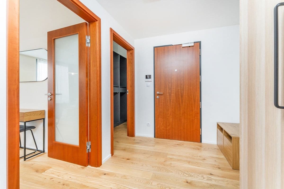 Pronájem bytu  53 m², Nádražní, Praha, Praha