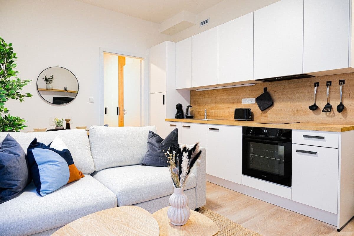 Pronájem bytu  35 m², Plzeňská, Praha, Praha