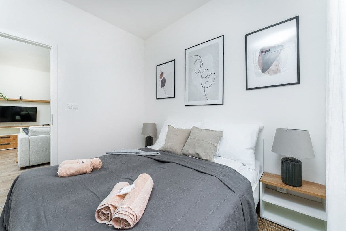 Pronájem bytu  35 m², Plzeňská, Praha, Praha