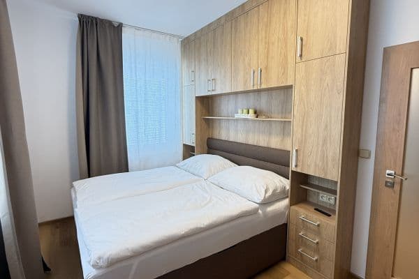 Pronájem bytu  40 m², Zbraslavská, Praha, Praha