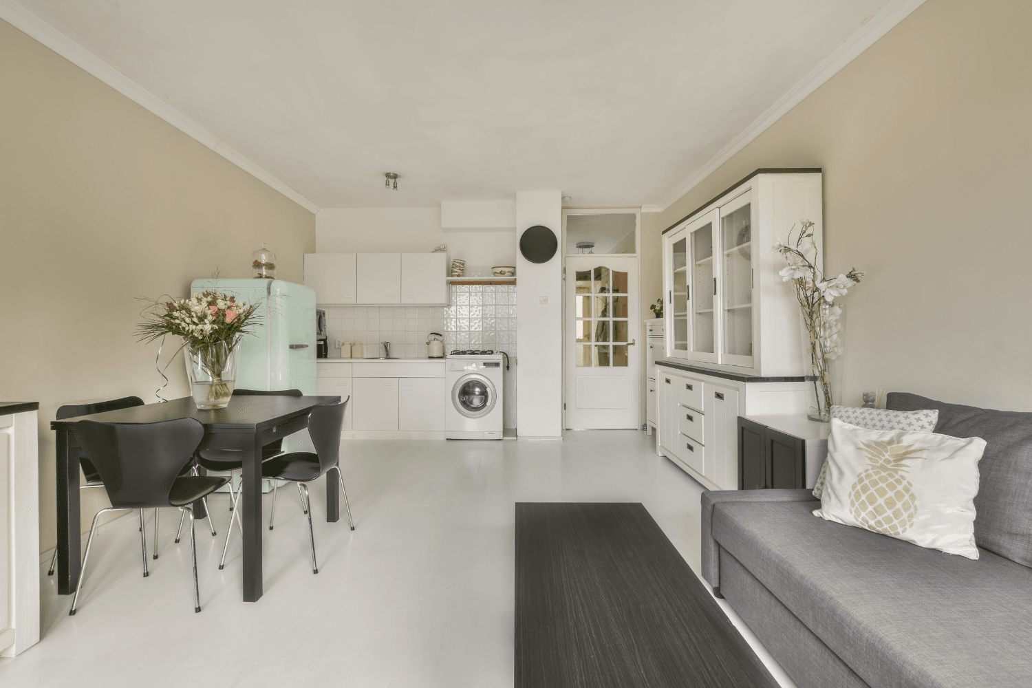 Kuchyňský kout v obýváku bývá čím dál vyhledávanější volbou mezi zájemci.