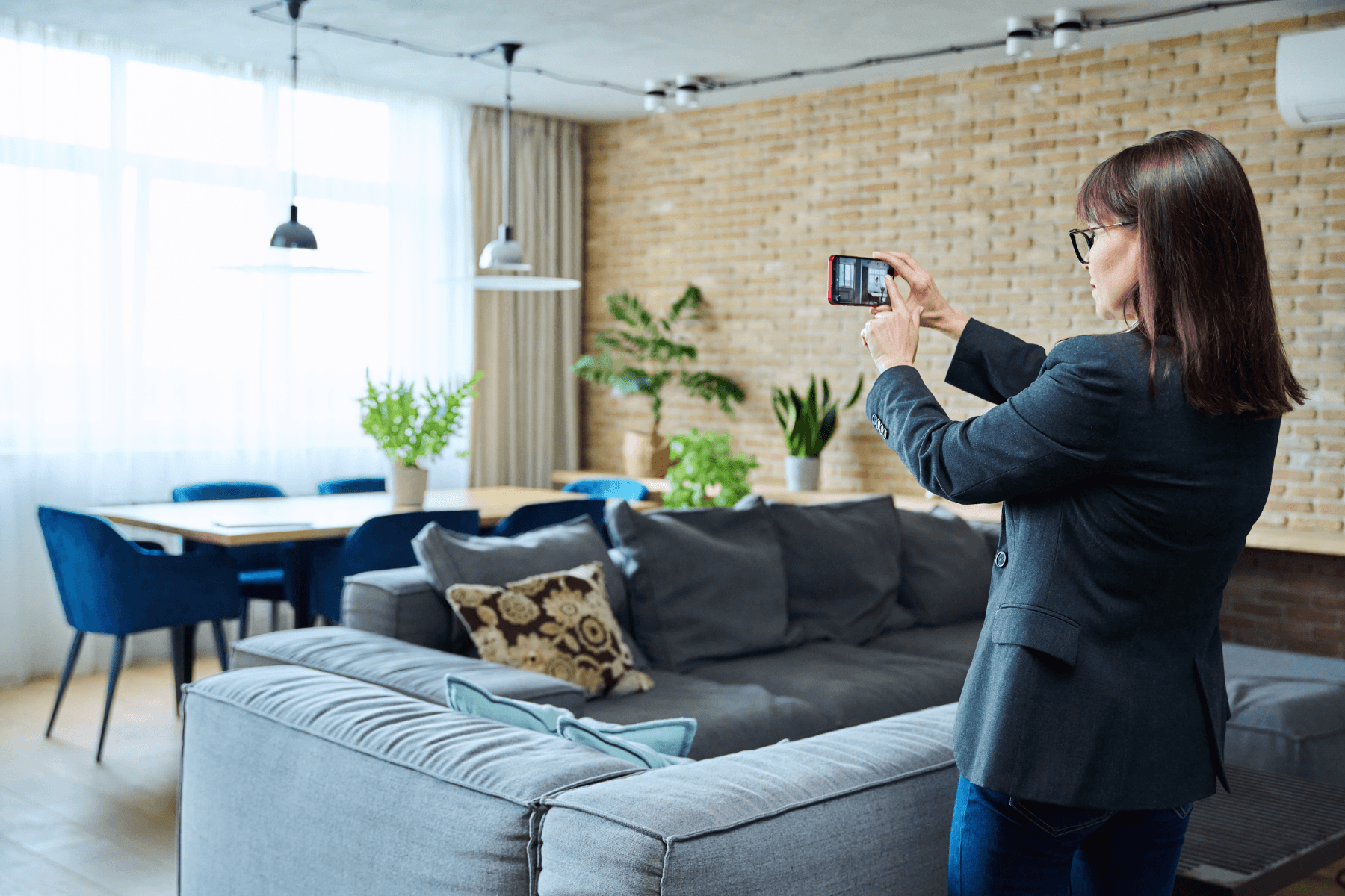 Odhalili jste skrytou vadu na bytě? Pořiďte detailní fotodokumentaci a sepište popis vady.