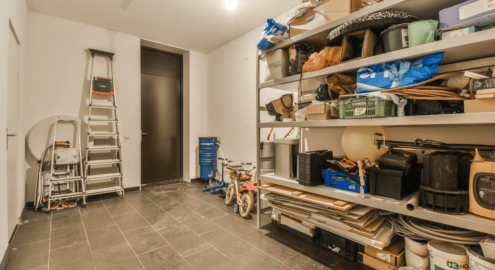 Může se zdát, že větší sklep = snazší organizace. Naopak můžete mít větší tendenci sem házet, co vás napadne.