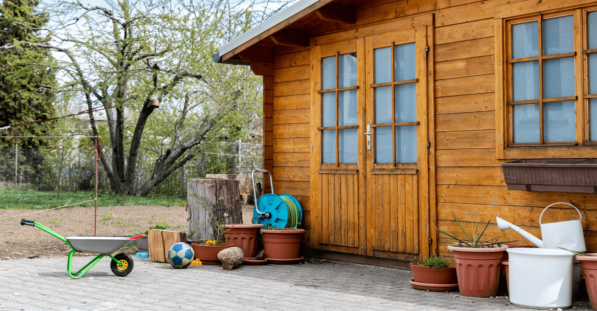 Zahradní domek může být považován za přístavbu, je-li pevně spojen s hlavním objektem nebo se nachází v jeho bezprostřední blízkosti a slouží k jeho rozšíření nebo doplňkové funkci.