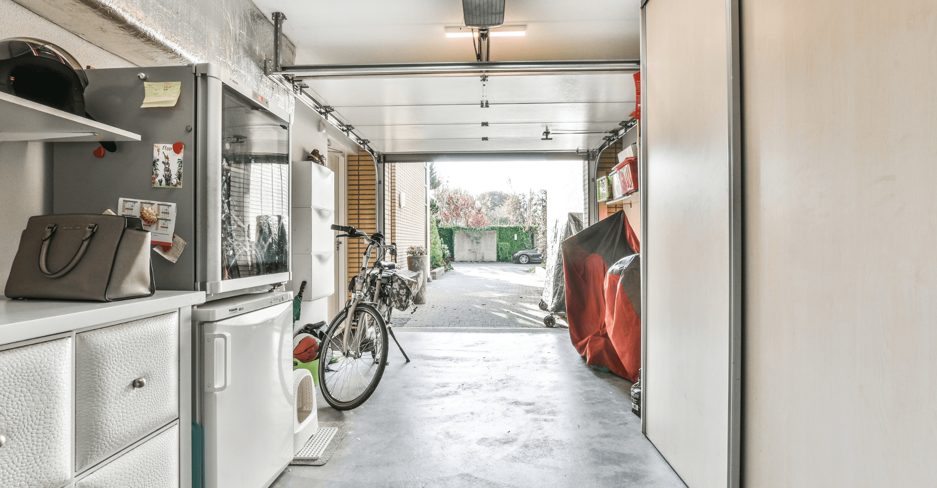 U přístavby garáže k rodinnému domu budete řešit také požární odolnost konstrukcí a větrání.