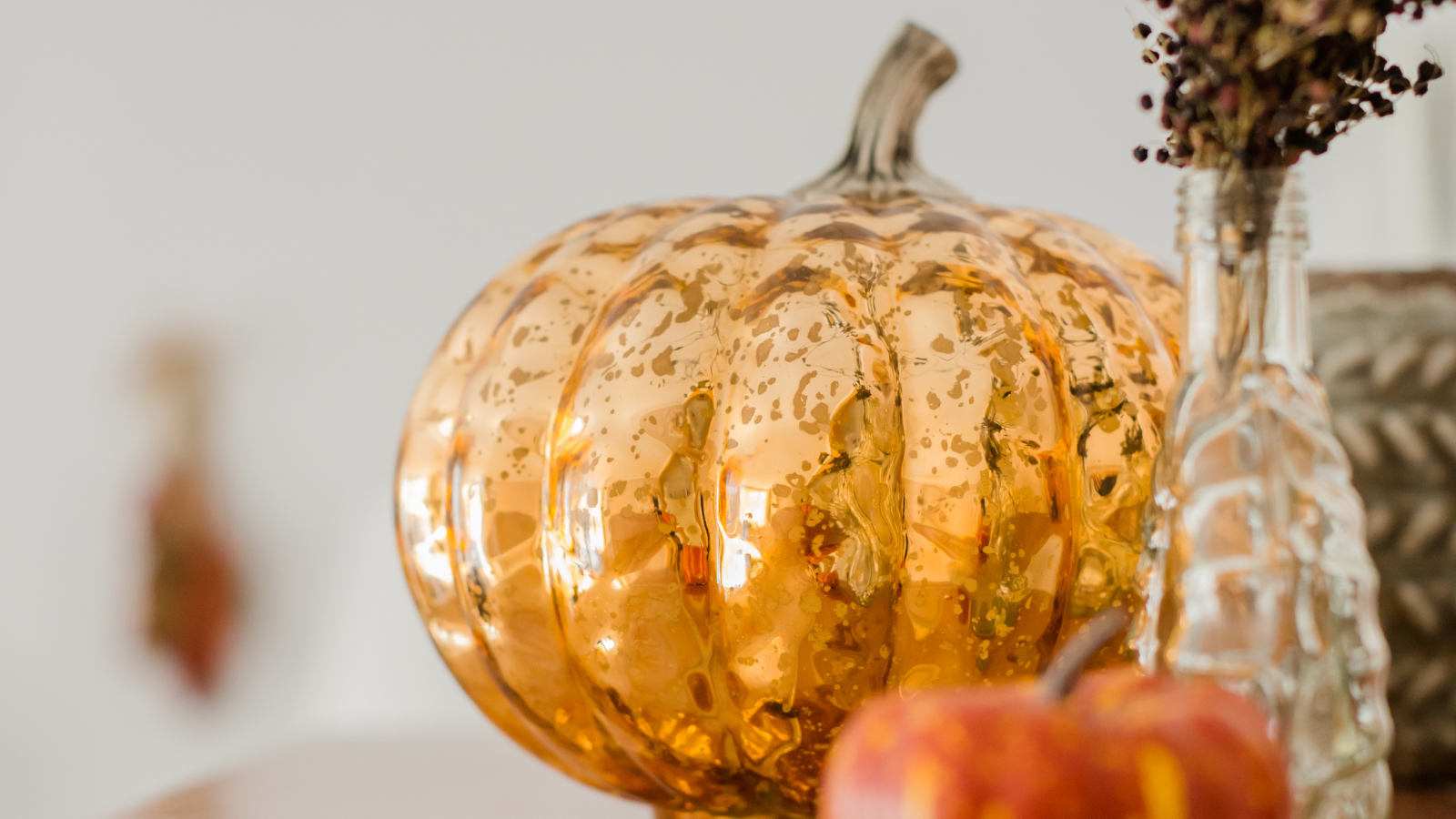 Trendy letošního podzimu vás neoslovují? Vsaďte na klasiku v podobě typických podzimních barev a dekorací ve tvaru dýně.