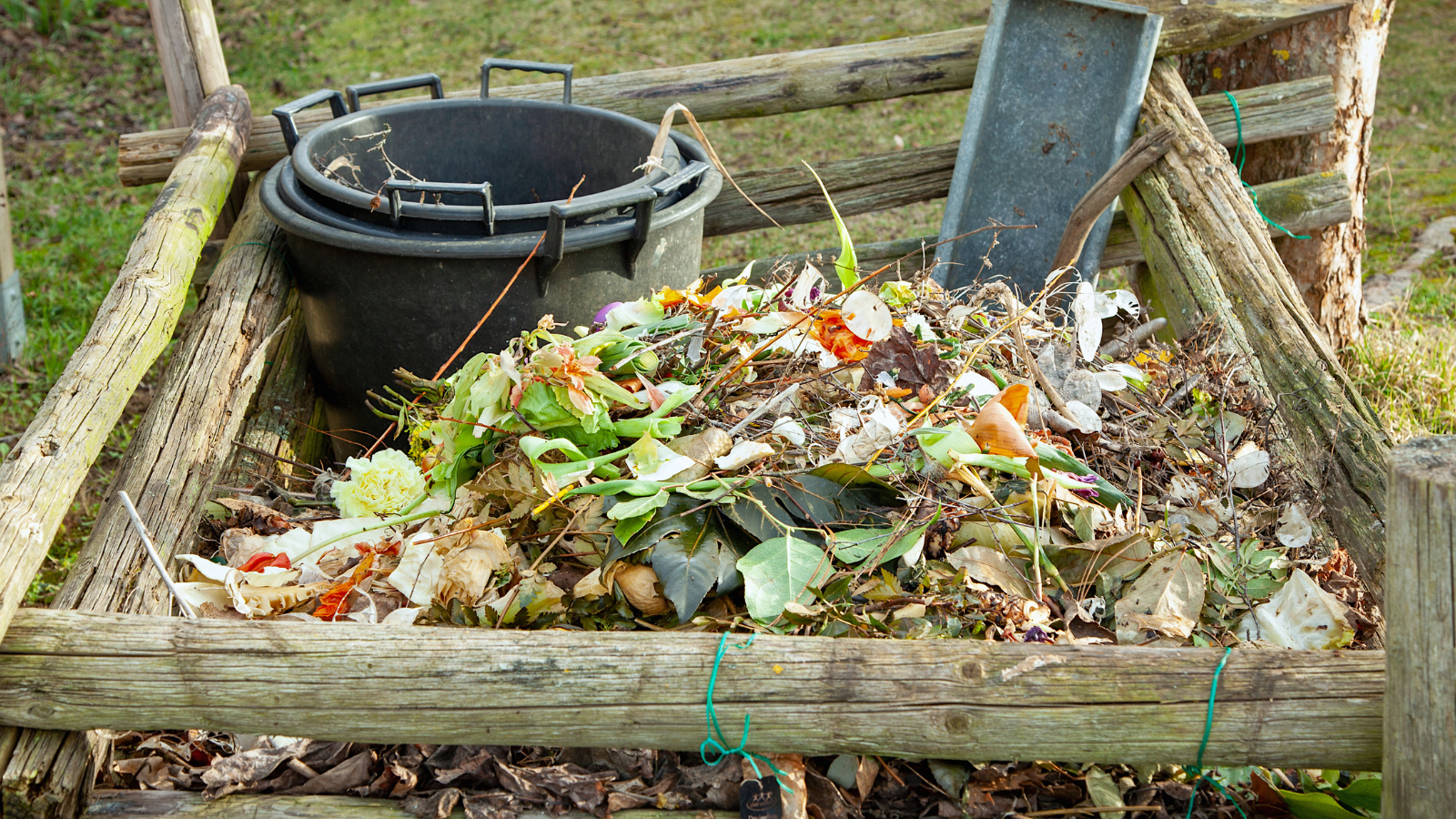Otočení kompostu humusu prospívá a urychluje celý proces.
