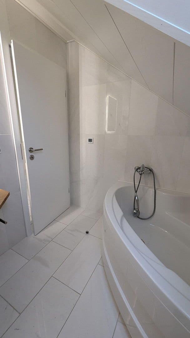 Pronájem bytu 4+1 186 m², Flörsheim-Dalsheim, Porýní-Falc Pronájem bytu 4+1 186 m², Flörsheim-Dalsheim, Porýní-Falc