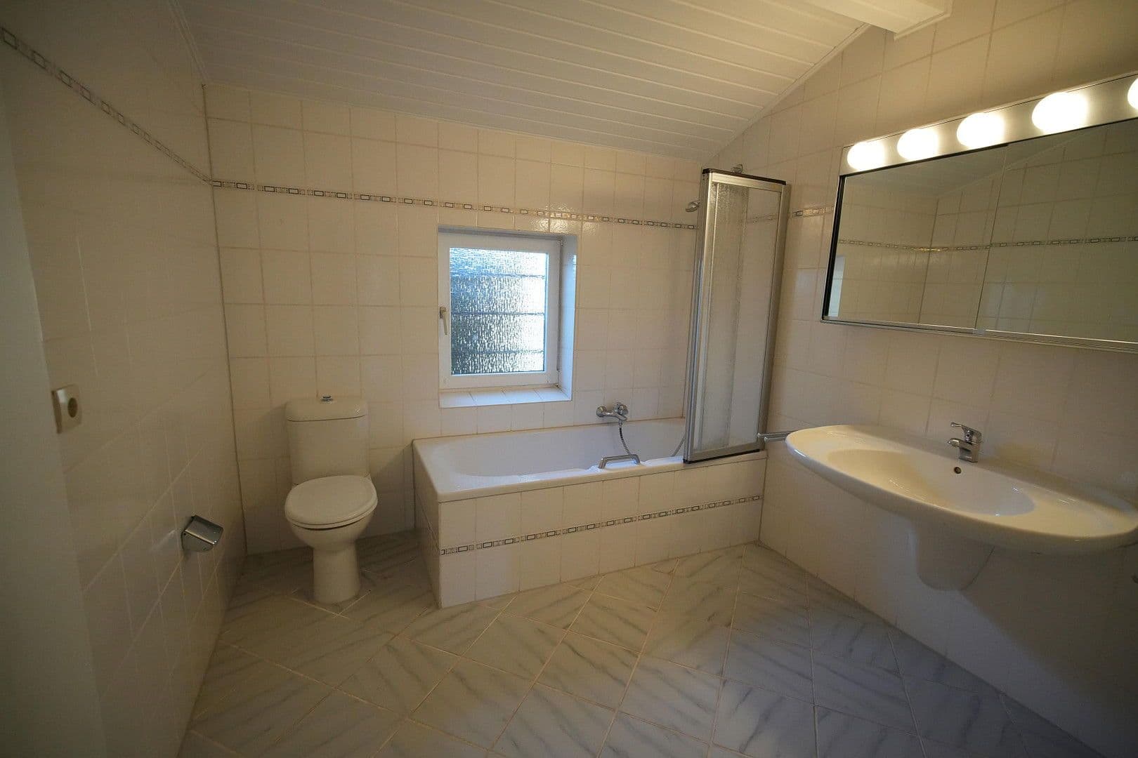 Pronájem domu 135 m², pozemek 411 m², Bad Salzuflen, Severní Porýní-Vestfálsko Pronájem domu 135 m², pozemek 411 m², Bad Salzuflen, Severní Porýní-Vestfálsko