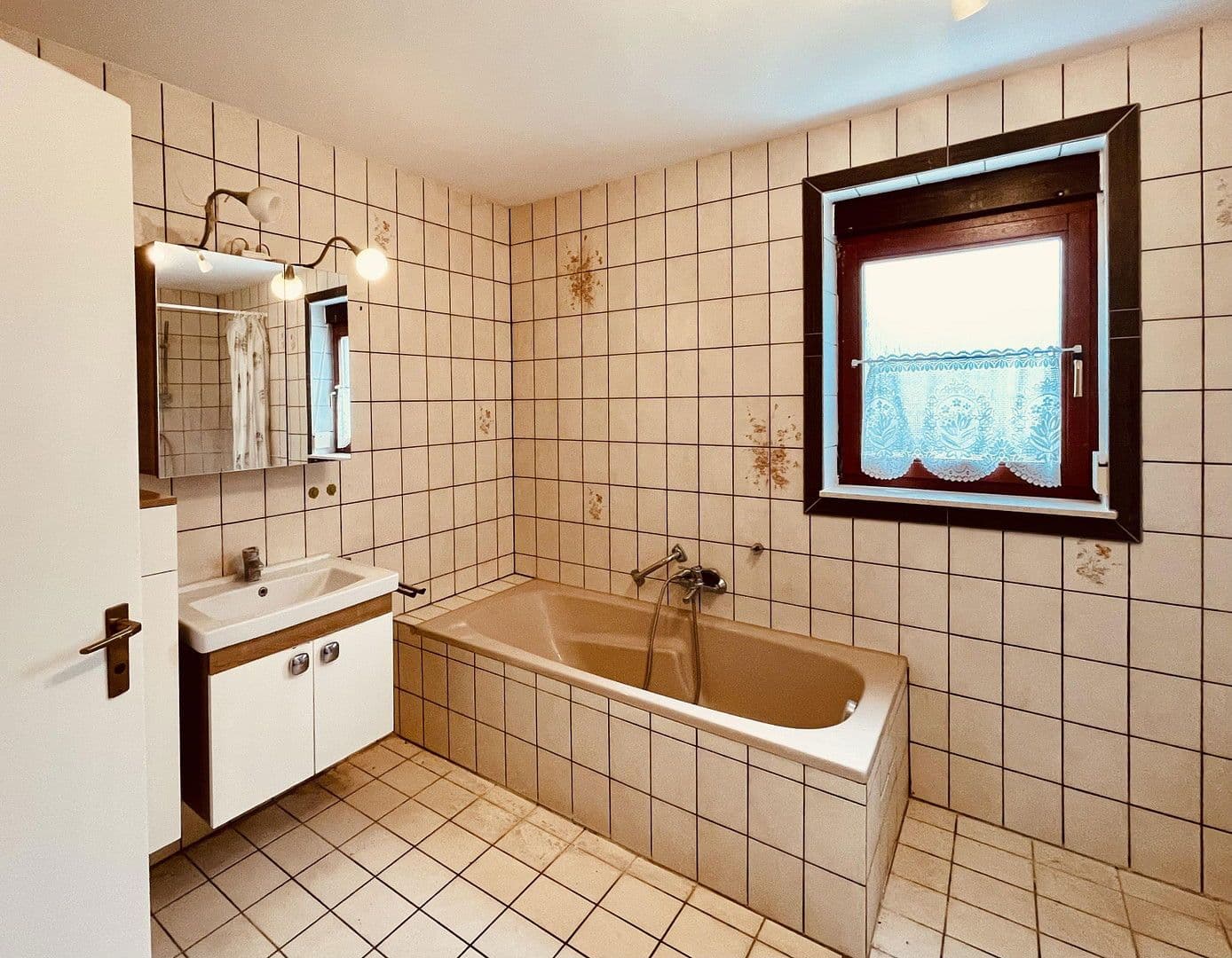 Prodej domu 176 m², pozemek 471 m², Simmozheim, Bádensko-Württembersko Prodej domu 176 m², pozemek 471 m², Simmozheim, Bádensko-Württembersko