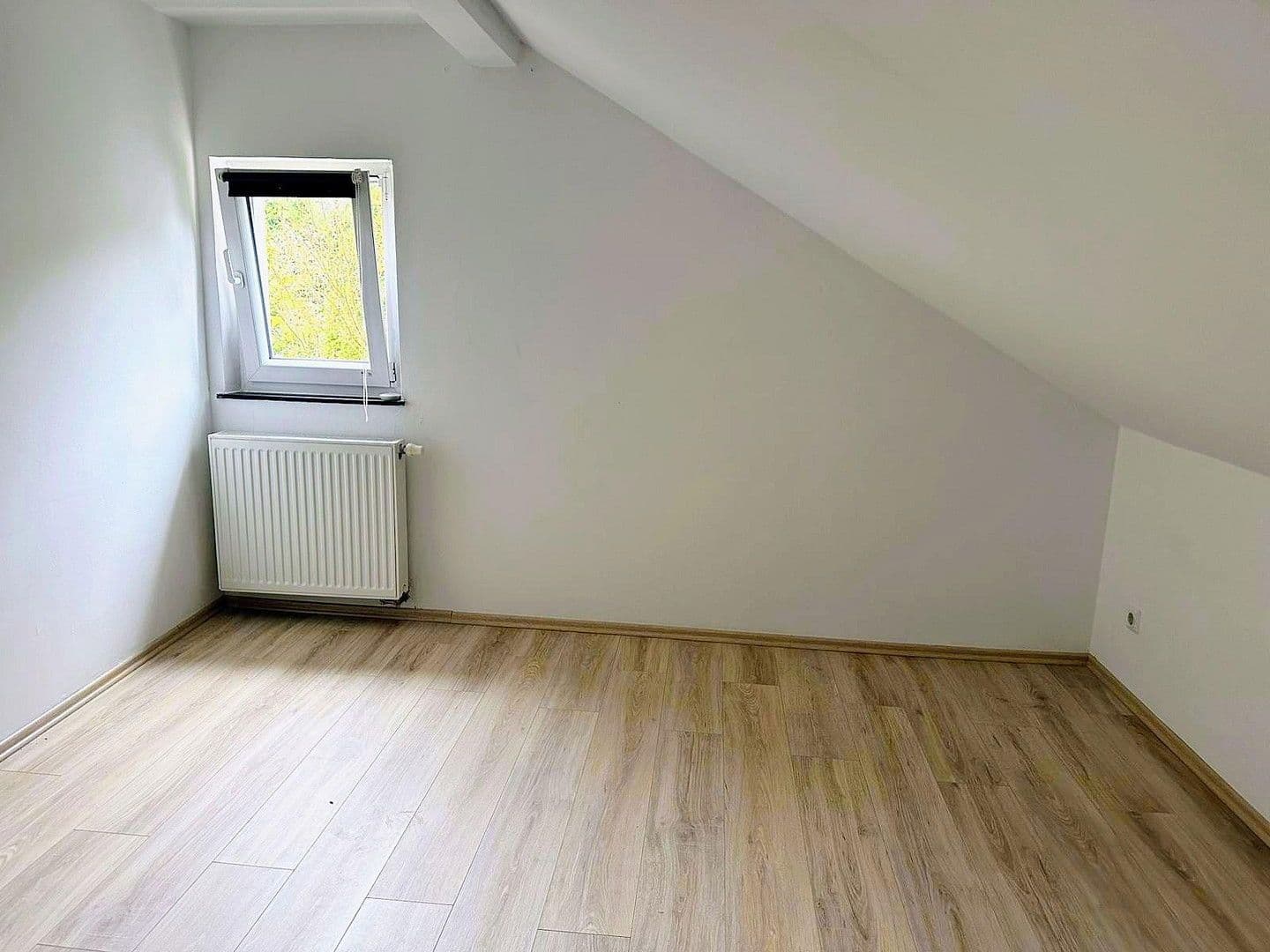 Prodej domu 300 m², pozemek 1.361 m², Alte Hohl 3, Kaiserslautern-Erlenbach, Porýní-Falc Prodej domu 300 m², pozemek 1.361 m², Alte Hohl 3, Kaiserslautern-Erlenbach, Porýní-Falc