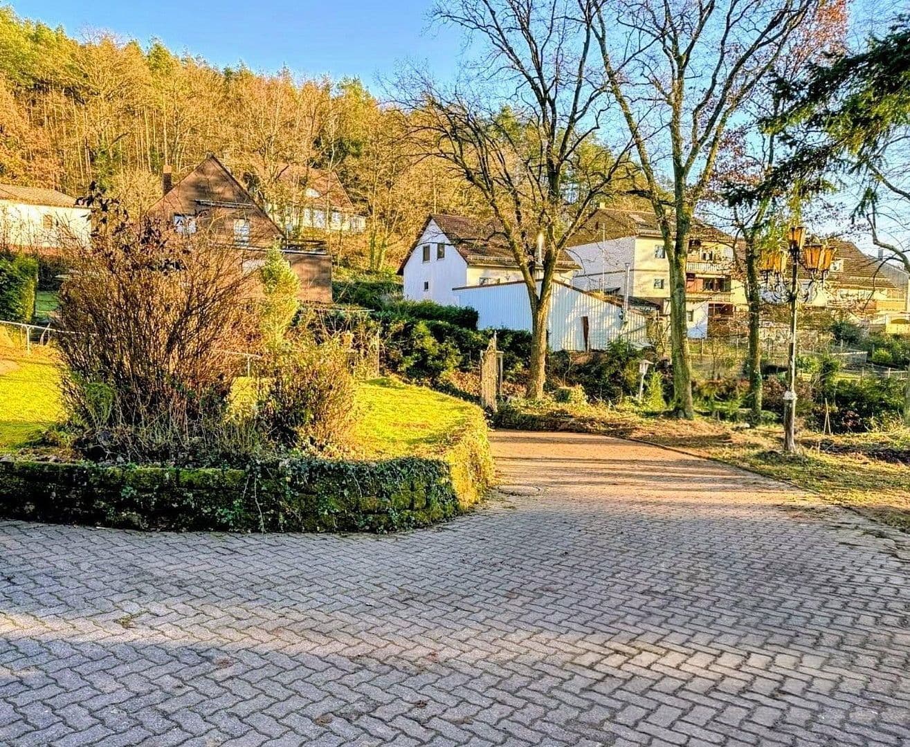 Prodej domu 300 m², pozemek 1.361 m², Alte Hohl 3, Kaiserslautern-Erlenbach, Porýní-Falc Prodej domu 300 m², pozemek 1.361 m², Alte Hohl 3, Kaiserslautern-Erlenbach, Porýní-Falc