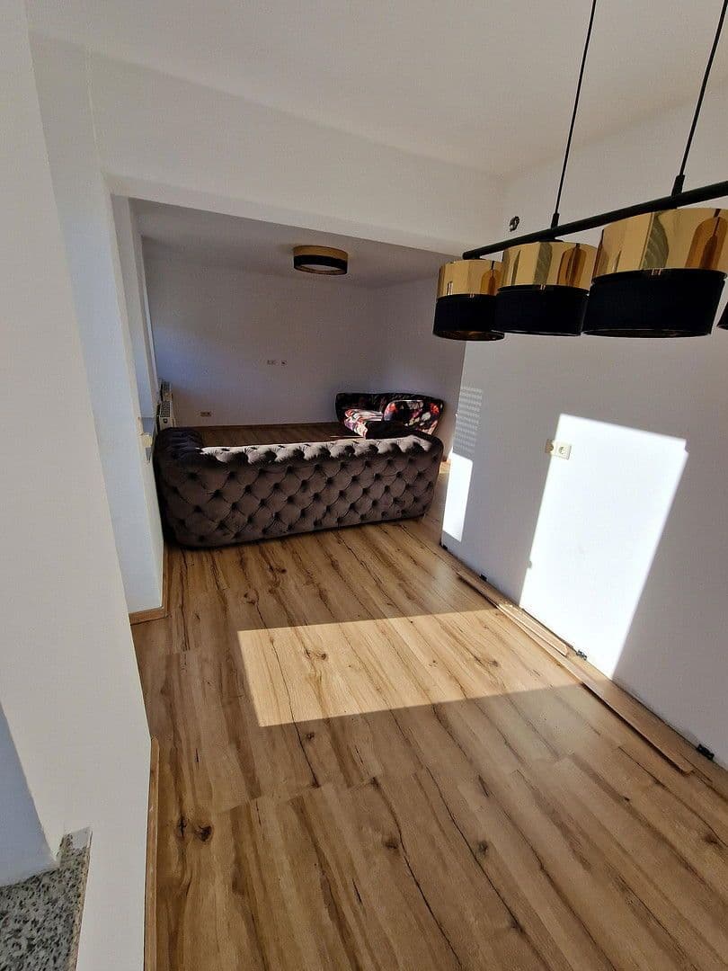 Pronájem bytu 4+1 120 m², Bahnhofstraße 10, Tuttlingen, Bádensko-Württembersko Pronájem bytu 4+1 120 m², Bahnhofstraße 10, Tuttlingen, Bádensko-Württembersko