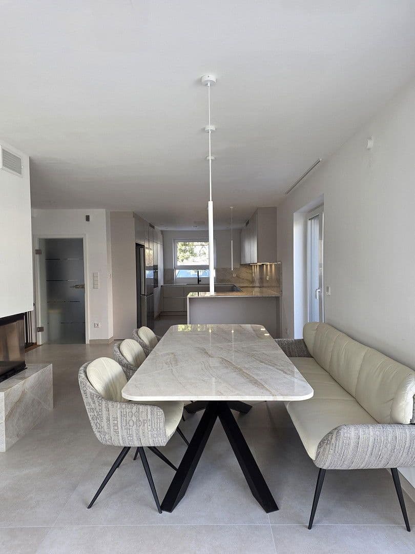 Prodej domu 185 m², pozemek 300 m², Rosenstr. 6a, Röthenbach an der Pegnitz, Bavorsko Prodej domu 185 m², pozemek 300 m², Rosenstr. 6a, Röthenbach an der Pegnitz, Bavorsko