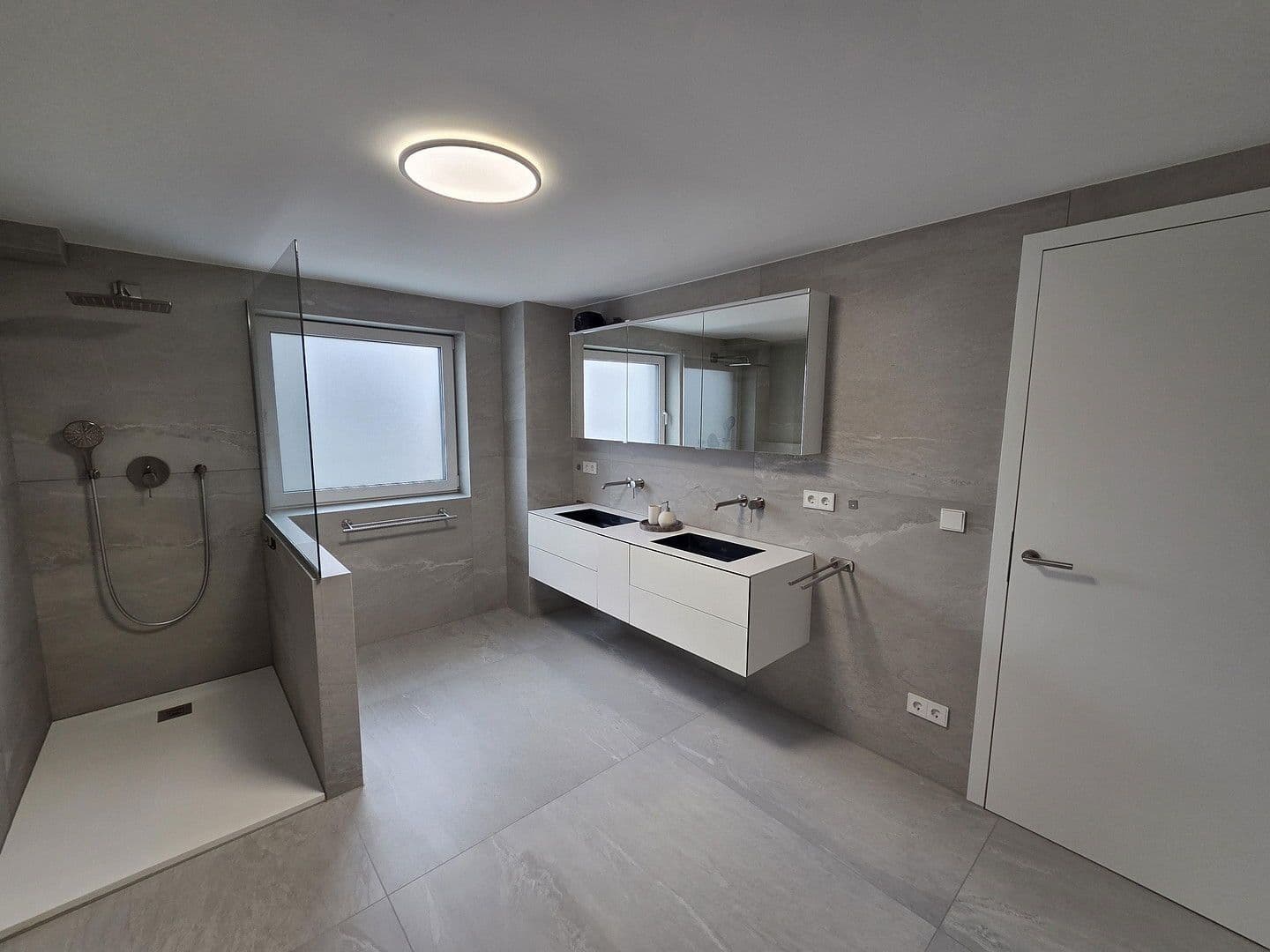 Prodej domu 185 m², pozemek 300 m², Rosenstr. 6a, Röthenbach an der Pegnitz, Bavorsko Prodej domu 185 m², pozemek 300 m², Rosenstr. 6a, Röthenbach an der Pegnitz, Bavorsko