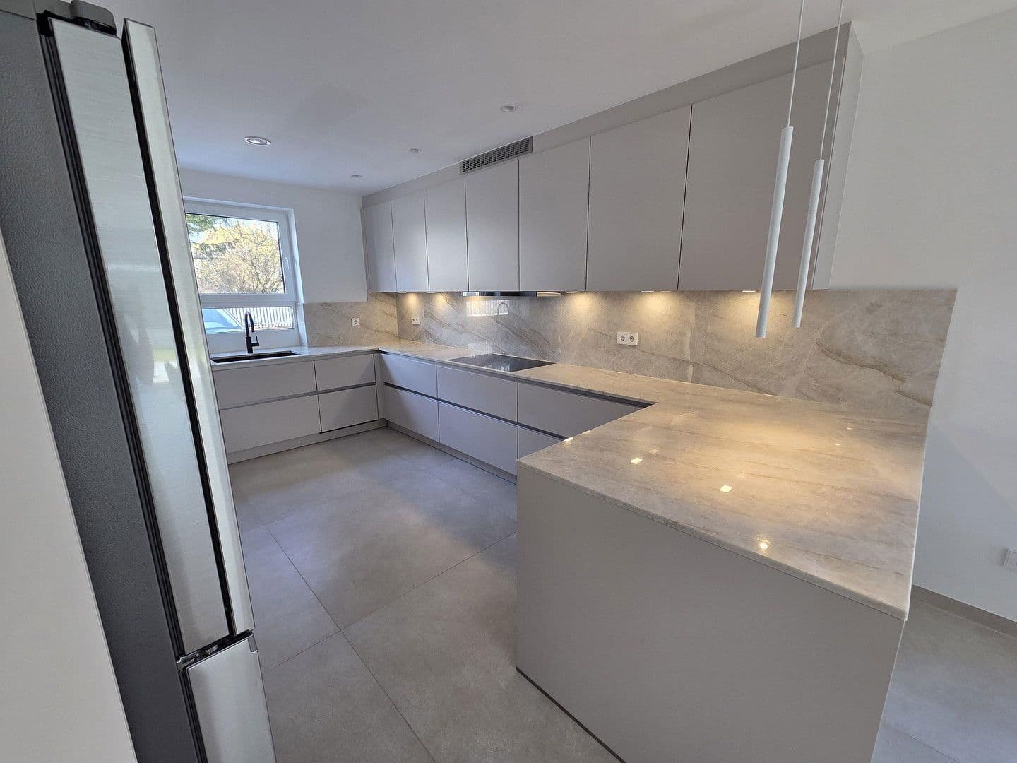 Prodej domu 185 m², pozemek 300 m², Rosenstr. 6a, Röthenbach an der Pegnitz, Bavorsko Prodej domu 185 m², pozemek 300 m², Rosenstr. 6a, Röthenbach an der Pegnitz, Bavorsko