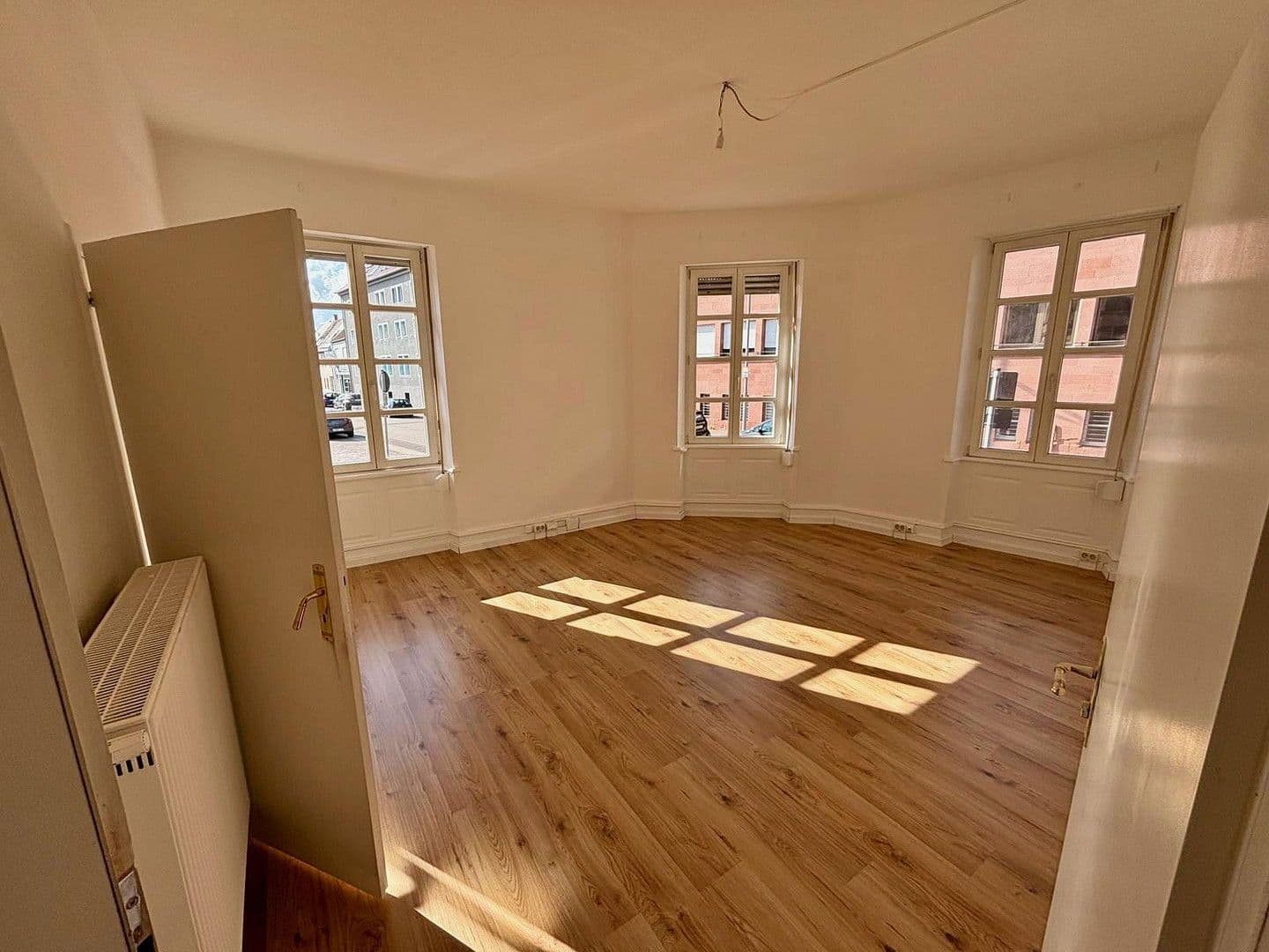 Pronájem bytu 6+1 154 m², Prof.-Nägle-Platz 2, Annweiler am Trifels, Porýní-Falc Pronájem bytu 6+1 154 m², Prof.-Nägle-Platz 2, Annweiler am Trifels, Porýní-Falc