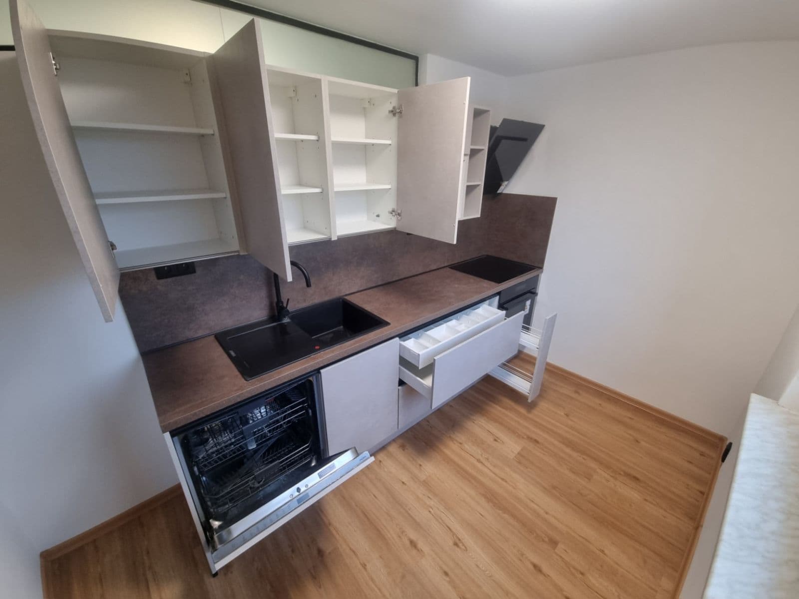 Pronájem bytu 3+1 75 m², Žerotínovo nám., Přerov, Olomoucký kraj Pronájem bytu 3+1 75 m², Žerotínovo nám., Přerov, Olomoucký kraj