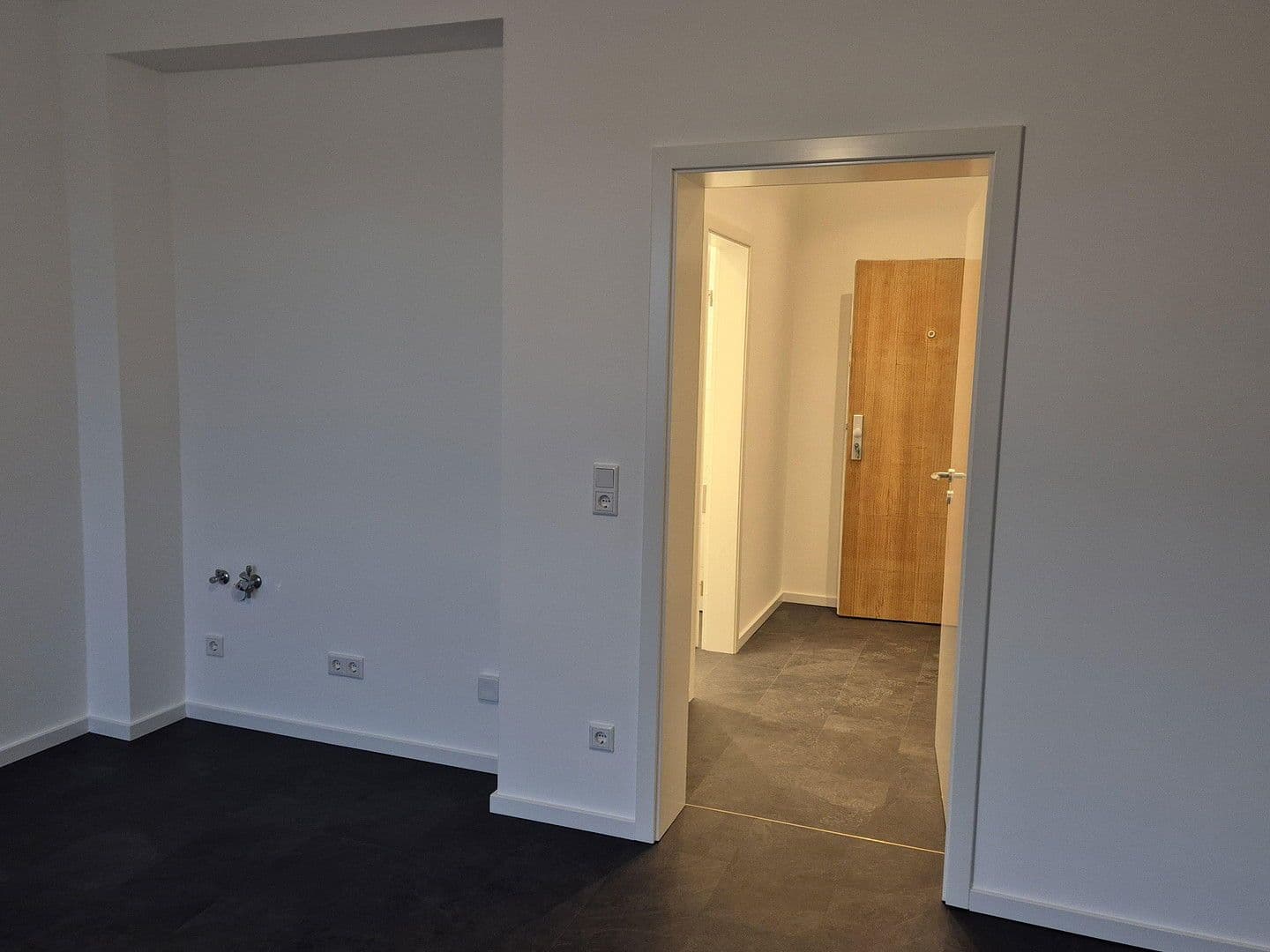 Pronájem bytu 1+1 30 m², Düsseldorf, Severní Porýní-Vestfálsko Pronájem bytu 1+1 30 m², Düsseldorf, Severní Porýní-Vestfálsko