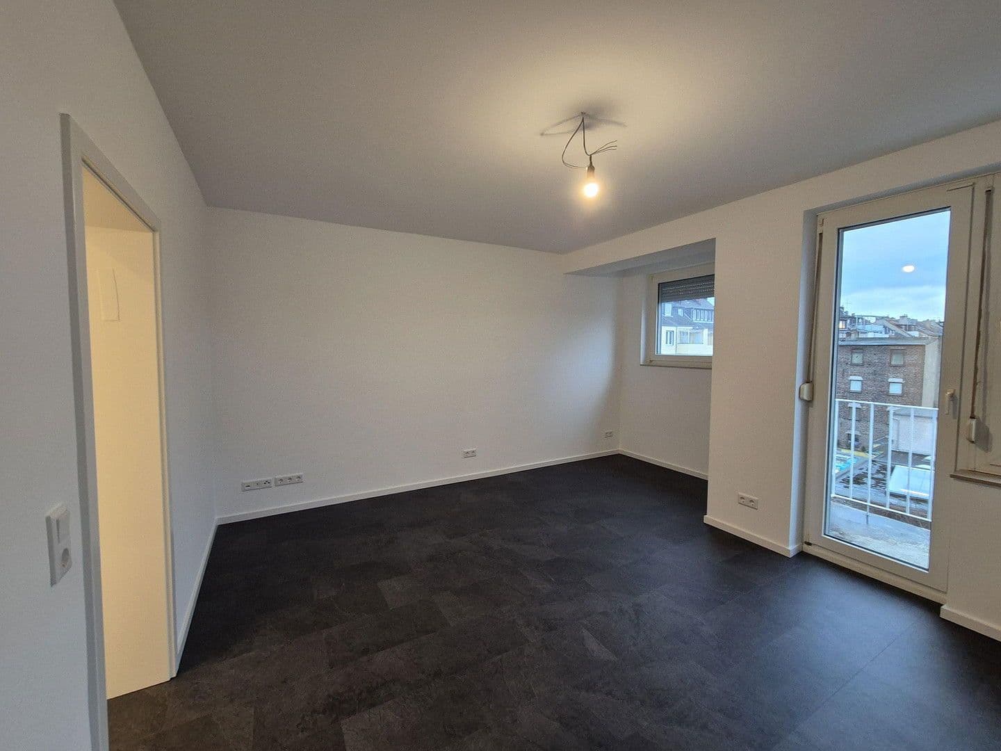 Pronájem bytu 1+1 30 m², Düsseldorf, Severní Porýní-Vestfálsko Pronájem bytu 1+1 30 m², Düsseldorf, Severní Porýní-Vestfálsko